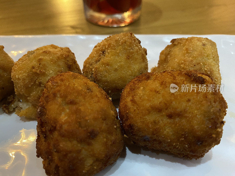 西班牙-食物- crochetas(土豆球配火腿和奶酪)